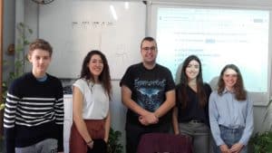 cursos intensivos B1 de inglés en Valencia - clase con pizarra