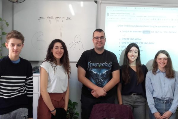 cursos intensivos B1 de inglés en Valencia - clase con pizarra