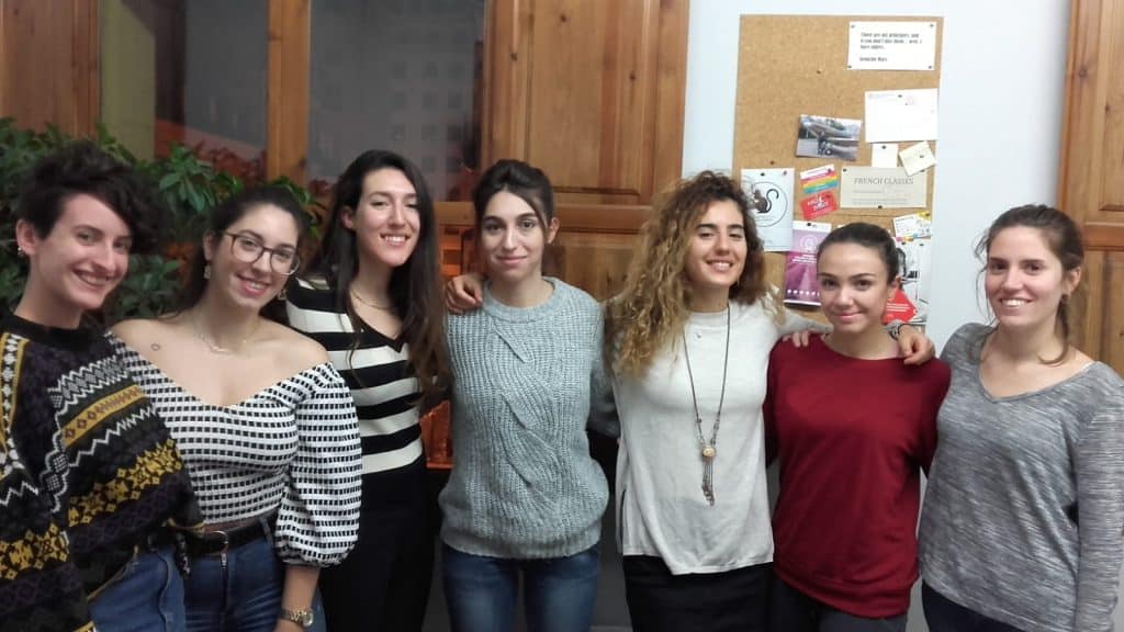 clase de francés en Valencia - chicas jóvenes