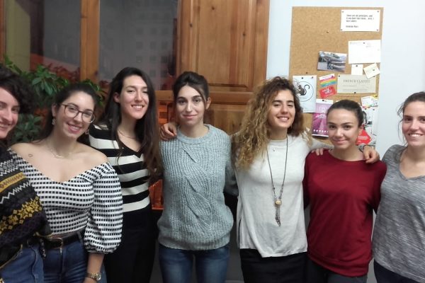 clase de francés en Valencia - chicas jóvenes