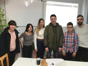 aprender inglés - clase con personas jóvenes