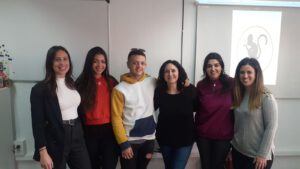 clases de inglés para grupos en Valencia - chicas sonriendo