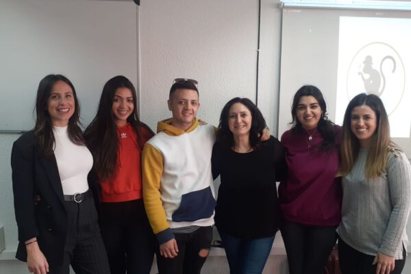 clases de inglés para grupos en Valencia - chicas sonriendo