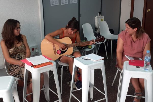 cursos intensivos de inglés para adultos en Valencia - guitarra