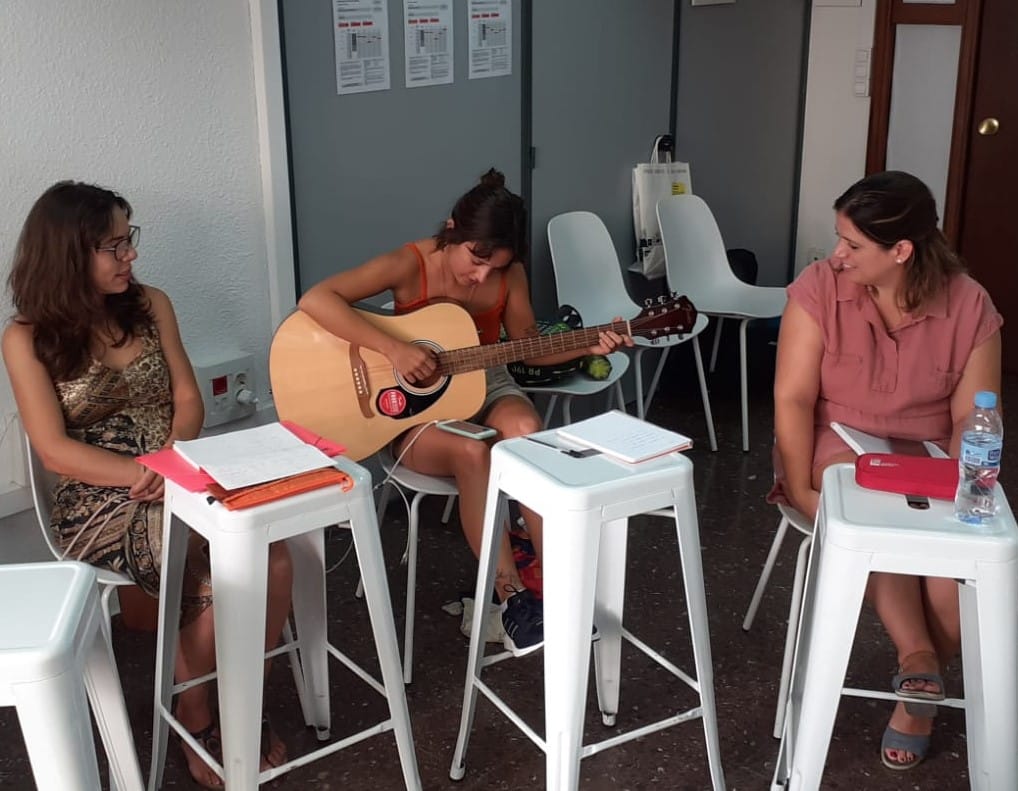 cursos intensivos de inglés para adultos en Valencia - guitarra